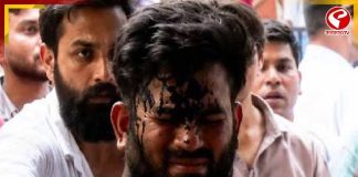 যন্তর মন্তরে অনশনে বসতেই অভিজিৎ দীপকের মুখে কালি, আটক এক মহিলা