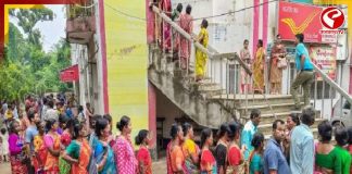 ভাঙড়ে বৃষ্টির মধ্যেও অন্নপূর্ণাদের দীর্ঘ লাইন! টাকা না পেয়ে ক্ষোভ, মোতায়েন ৩০ পুলিশকর্মী