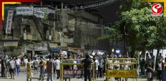 দুই গোষ্ঠীর গুলির লড়াইয়ে আহত CRPF জওয়ান, একাধিক বাড়িতে আগুন, অবরোধ জাতীয় সড়ক