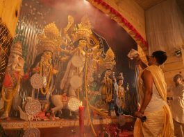 ১০ হাজার প্রবীণকে নিয়ে কলকাতায় ‘দুর্গা টুর’! দেশ-বিদেশের অতিথিদের জন্য আদানিদের বিশেষ পুজো-পরিক্রমা
