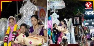 ২০০ বছর পর ঘরে মেয়ে! সদ্যোজাতকে রথে চাপিয়ে ধুমধাম করে বাড়ি ফেরাল পরিবার