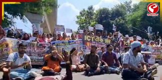 পুজোর আগে চাকরি হারানোর আশঙ্কা, বিকাশ ভবন অভিযানে কম্পিউটার শিক্ষকদের বিক্ষোভ