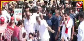 নির্বাচন সদন যাওয়ার পথেই আটকাল পুলিশ, রাস্তায় বসে পড়লেন রাহুল-অভিষেক-প্রিয়ঙ্কারা