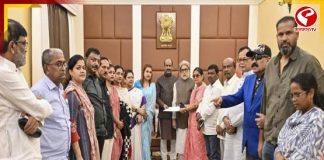 সাংসদ পদ খারিজ হবে না কেন? জবাব দিতে ফের দু’সপ্তাহ সময় চাইলেন ২০ বিদ্রোহী সাংসদ
