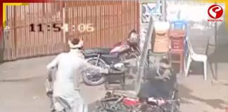 পাকিস্তানে প্রকাশ্যে গুলিতে ঝাঁজরা লস্কর কমান্ডার!